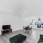 Cosy 3Br Urban Oasis In London